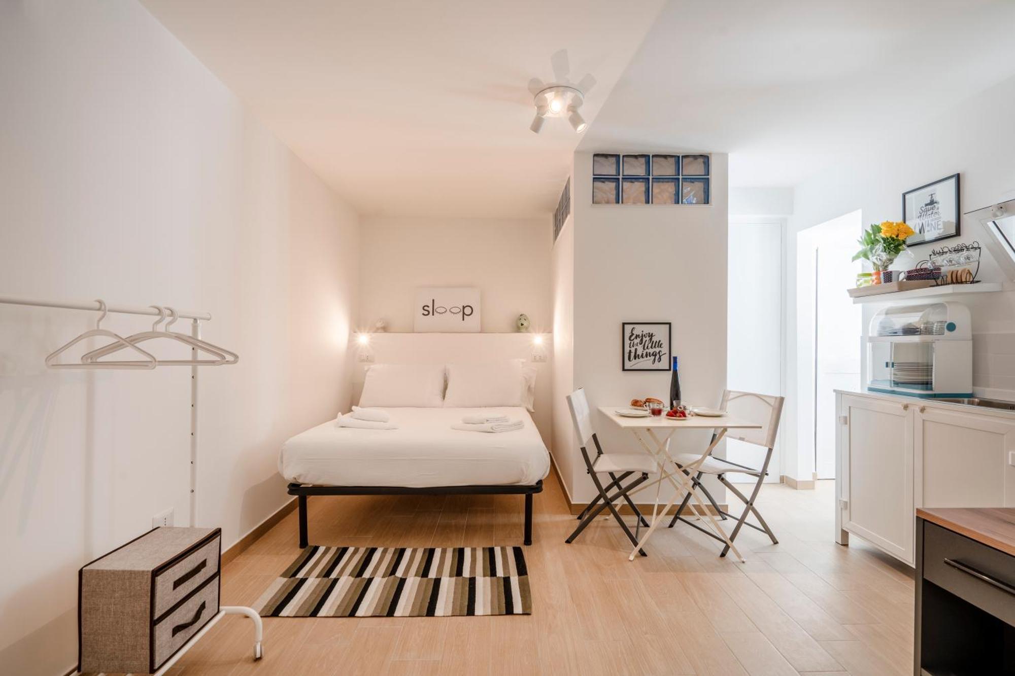 Room 4 - Lovely & Functional Studio Bari Luaran gambar